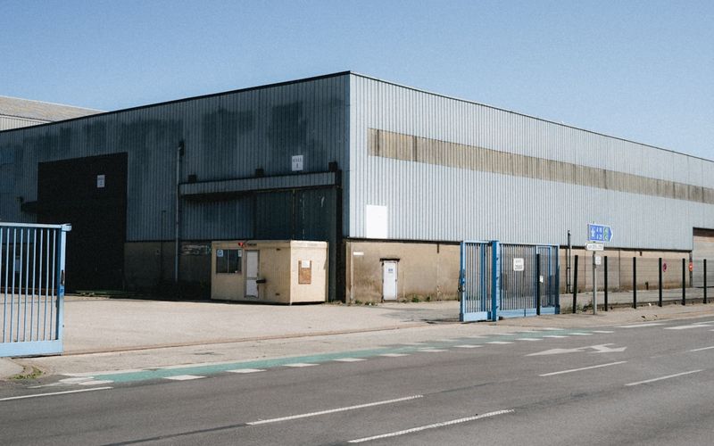 Nave industrial con acceso vial para carga